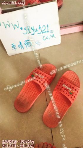 原味女鞋|鞋类,凉鞋拖鞋,你只配主人臭臭的带脚汗脚泥脚渍的拖鞋底和拖鞋跟。用你最下贱的姿势跪好！