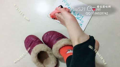 原味女鞋|鞋类,凉鞋拖鞋,主人臭袜子还硬着呢，脚底板好痒，有GG用舌头给主人脚底止痒吗【此页面出售的是重口味闲置棉拖鞋，鞋底满满都是脚丫香渍】