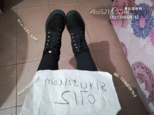 原味女鞋|鞋类,高中短靴,穿了 很久的闲置平底马丁靴子。