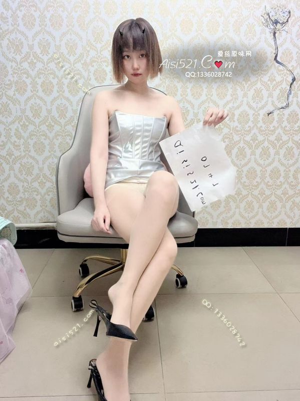 大幂幂女王的裸穿丝袜丝+排卵骚内（裸穿一周的骚裸丝+重口排卵骚内）丝袜穿到脚尖变黑发黑，裆部骚香四溢.内裤拉丝带卵泡.真空包装，保密发货.原味套装类衣&袜套装