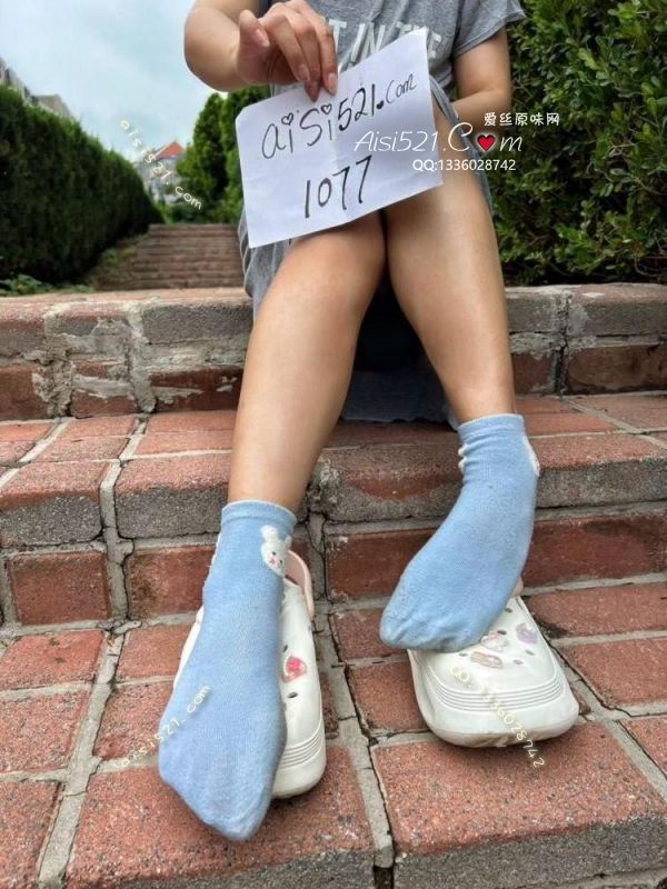 原味丝袜|袜类,臭棉袜,~性感酸臭味十足，  蓝色立体兔兔，穿的起球了。。