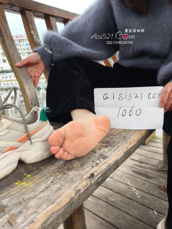 原味丝袜|袜类,臭短丝袜,优良的产品来自于认真穿戴，十五天庞臭健身跑步丝袜酸酸臭臭的感觉吸上一口灵魂得到升华，极品来来源于本王的脚下，贱狗们，有幸得到本王的这双炸弹级别的人间极品是你的福气，快起下单。