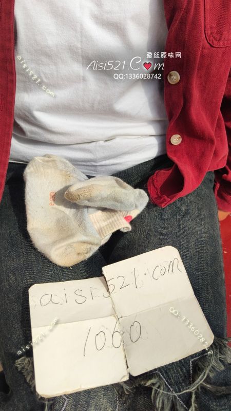 原味丝袜|袜类,臭棉袜,穿半个月的短腰棉袜，臭到想一口吞下去然后再回味。贱狗们，回去泡水喝吧，一只套在狗篮子上一只泡水喝了，那感觉让你狗懒子直接上天，喝一口直接让你上头沉醉不知归路!下单吧！认真穿了十八天。下单立马发货新鲜。