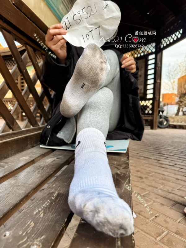 原味丝袜|袜类,臭棉袜,耐克棉袜～它是白色的！你还能看得出来吗？主人一直穿，它的每一根纤维都早已浸透主人的脚汗，染上了主人酸臭的脚气！狗子想要染上主人的仙气吗！狗子的J8想感受奇痒难耐的酥麻快感吗！让它来替主子调教你吧！