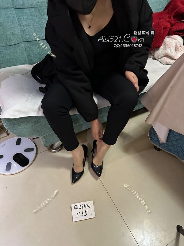 职场魅力(此活动2双起订，免费拍图)服装店女老板 高冷的御姐，每天穿短丝袜，脚是真的臭，这双肉色鞋子脱掉把我熏住了，带口罩都透过来的酸臭味，喜欢重口的看过来了，抓紧了原味丝袜|袜类臭短丝袜