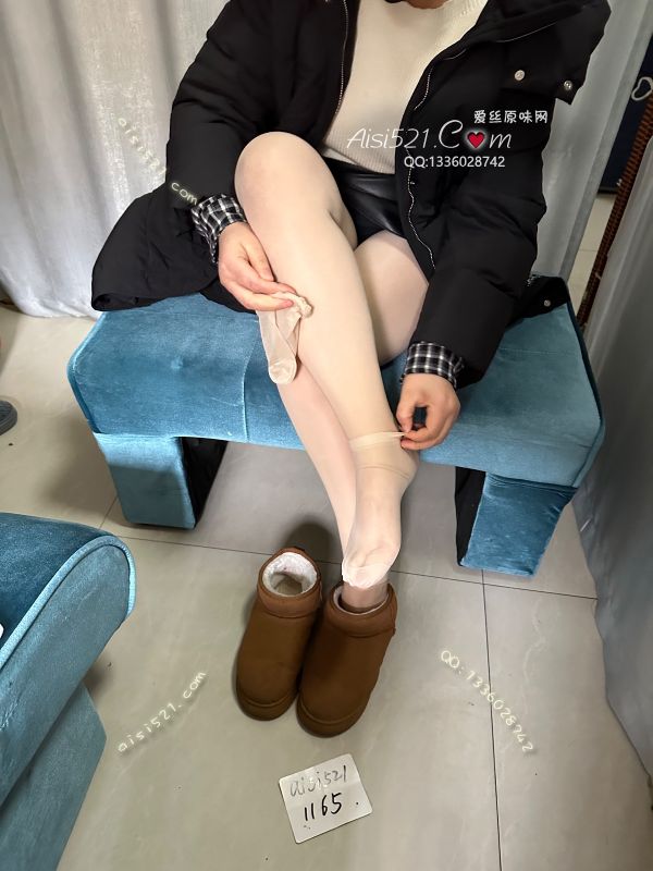 职场魅力(此活动2双起订，免费拍图)客运乘务员mm，大汗脚，味道浓重酸臭每天三趟车每天平均要车头车尾走二十几趟，保证味道质量机会不容错过，今天较为仓促因为在行车公寓要忙着跑车，制服没穿，下次补更原味丝袜|袜类臭短丝袜