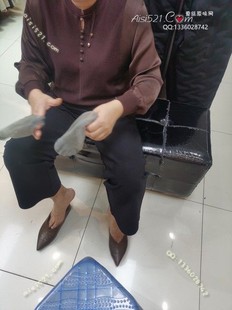 爱丽丝(此活动可指定MM，但袜类随机)——2024年12月份顾客预订导购06美熟女汗渍满满灰丝原味丝袜|袜类臭短丝袜