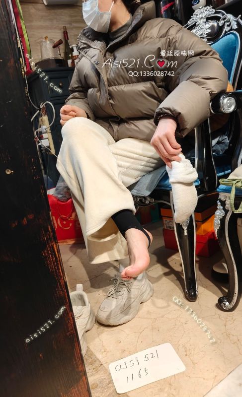 花艺店女老板，41码性感脚型，袜子味道纯酸，每天工作体力消耗较大出汗多原味丝袜|袜类臭棉袜