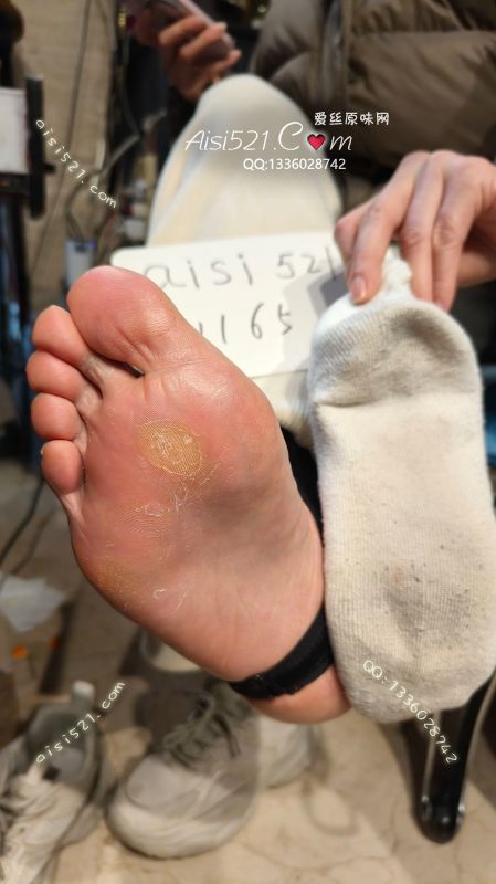 花艺店女老板，41码性感脚型，袜子味道纯酸，每天工作体力消耗较大出汗多原味丝袜|袜类臭棉袜