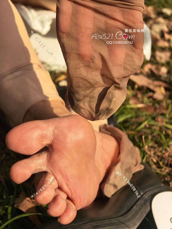 原味丝袜|袜类,臭短丝袜,特大喜讯新鲜出炉的炸弹机短咖色丝袜，每天直播走路149000步，大汗脚在五年的战靴里脚泥脚汗脚皮全部都渗透在丝丝缕缕里。这酸爽庞臭的感觉直接让狗子们可以致命。谁能顶的住这酸爽庞臭的丝袜下单真空运输。