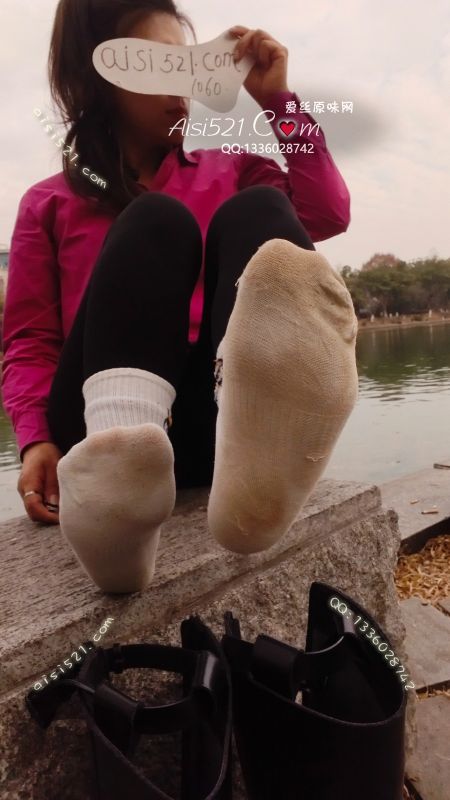 原味丝袜|袜类,臭棉袜,重磅炸弹式狗头图标棉袜每天三个小时户外直播这双六年战靴里臭酸大脚丫袜子里黏黏糊糊湿漉漉的脱了后直接袜子冒烟路人休息的大叔直接熏晕说艾玛极品啊臭死老夫了狗子们能顶得住这久经脚底摩擦巨臭重口味极品秒杀吧