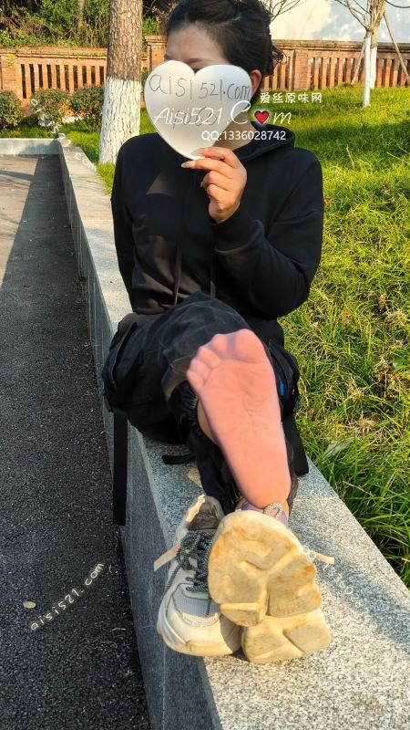 原味丝袜|袜类,臭短丝袜,夏天来了，南方天热整个脚汗臭味酸爽味重磅炸弹级别，丝丝缕缕都沾满脚泥和脚汗，直接脱了久经六年的运动鞋，酸臭味直接升天。狗子们，本王用丝袜把脚趾头里的脚泥全部擦在丝袜上，重口味的赶紧下单真空包装立刻发货