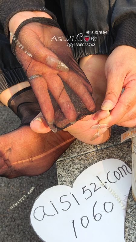 原味丝袜|袜类,臭短丝袜,南方的天气太热了，直播一天直接大汗脚在六年的运动鞋里面打滑，太酸臭了我只配坐下来把袜子脱掉让其凉快一下把丝袜夹在脚缝里摩擦让脚泥充分粘在这丝丝缕缕上狗子有福气把本王的这双爽极品拿回去套在狗懒子上爽飞吧