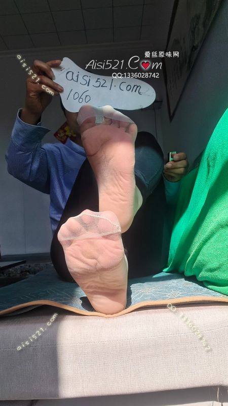 原味丝袜|袜类,臭短丝袜,短肉丝脚尖加固三天大汗脚穿靴子在户外直播，酸爽庞臭无法阻挡，靴子是带毛的里面湿热，脚泥脚汗脚皮直接投喂贱狗，拿回去猛吸吧！手慢无!下单真空包装。