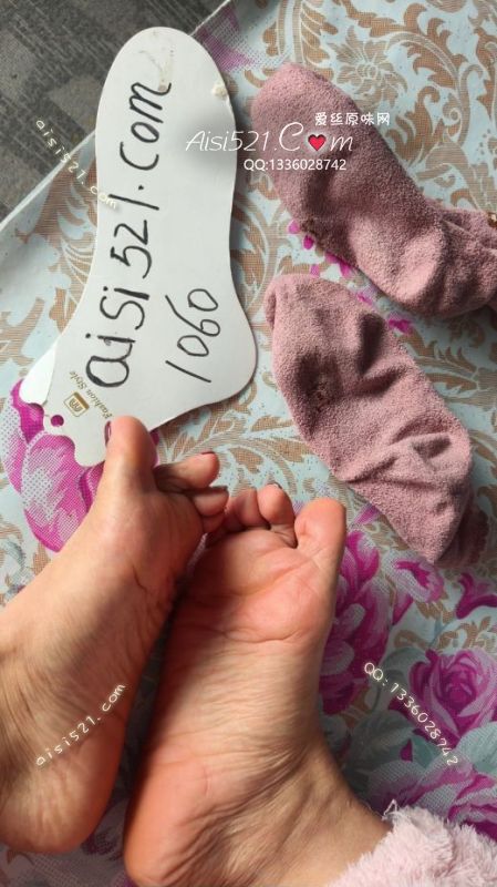 原味丝袜|袜类,臭棉袜,酸臭重口味毛巾袜断断续续穿了一个半月庞臭无比酸爽正点，无可替代的味道脚泥脚汗这雪地靴里走了十万八千里户外直播每天三小时，毛巾袜爆浆发硬汉渣干后袜子可以立起来。酸爽庞臭包你满意!熏死贱狗的味道重口味下单