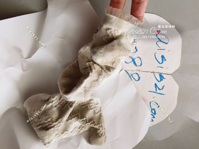 一股子酸奶味儿~适合口味略淡的，不像其他的袜子那么冲鼻子。，细细品多层次味道。原味丝袜|袜类臭棉袜