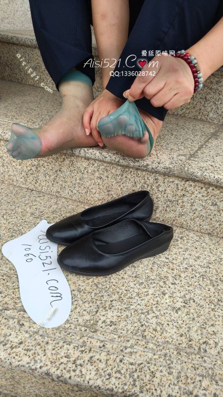 原味丝袜|袜类,臭短丝袜,炎热的夏天，一款顶级过肺的薄荷绿短丝，穿五天，汗水一遍遍浸透在职业鞋子里面，每天穿工作鞋上班简直可以做臭豆腐原浆了。狗子们，赶紧下单把此物套在几把上放在鼻子上尽情的享受吧！下单真空包装，熏死贱狗一款极