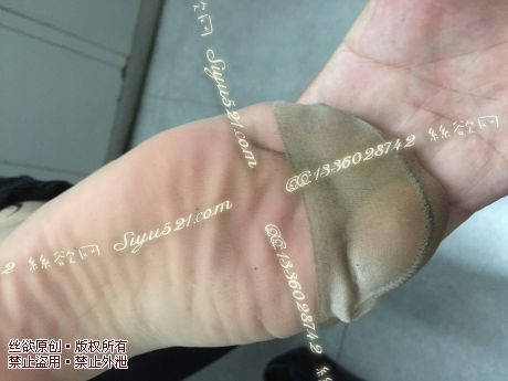 原味丝袜|袜类,臭短丝袜,爱丽丝（本土的BYD）——2016年9月初旬赠送顾客甜点店妹妹工作丝袜（甜点店妹妹-肉丝），此活动免费拍摄打包图