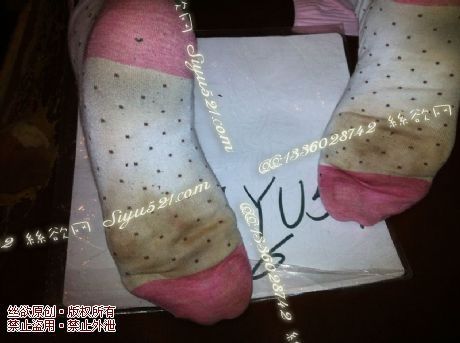原味丝袜|袜类,臭长筒丝袜,致命臭(此活动MM随机，不能指定)——2013-3-18日实拍顾客订购的1双白色棉袜，味道极臭，挑战重口味最高境界（白棉袜），不可选择MM，免费附带无水印高清收购足底实拍图。