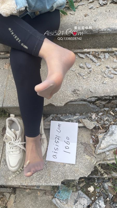 袜底有明显发黄汗渍，味道酸臭，这双是参加普拉提一周的日常穿袜，痕迹明显，喜欢的下单原味丝袜|袜类臭短丝袜