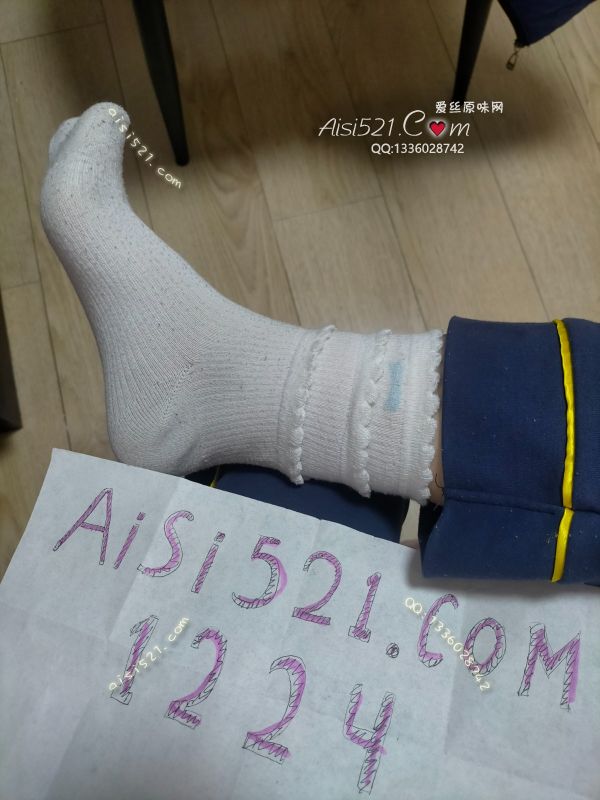 超臭的~一个多礼拜每天穿着跑步5公里的白棉袜味道有保证，虽然经过相机拍照后弱化了痕迹，但是闻着好上头原味丝袜|袜类臭棉袜