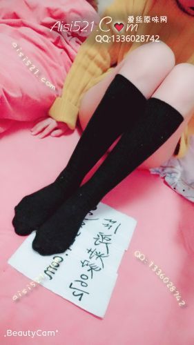 原味丝袜|袜类,臭棉袜,沾满脚泥的黑色中筒袜 脚底已经踩的变色发白了