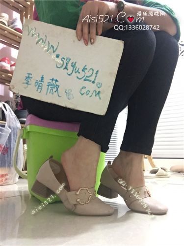 原味女鞋|鞋类,休闲平底,当裹着黑丝的脚跟刚露出来时，冲天的脚臭味扑面而来，现在，真正的灾难开始了。【本页面出售的是米色粗跟高跟鞋】
