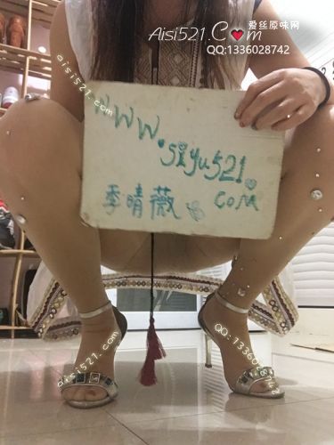 原味女鞋|鞋类,凉鞋拖鞋,[脚垢版品牌银色星期六女鞋]丝袜和鞋窝完全吸汗饱和，散发着浓烈的汗臭味，咸涩的脚汗裹挟着脚垢源源不断