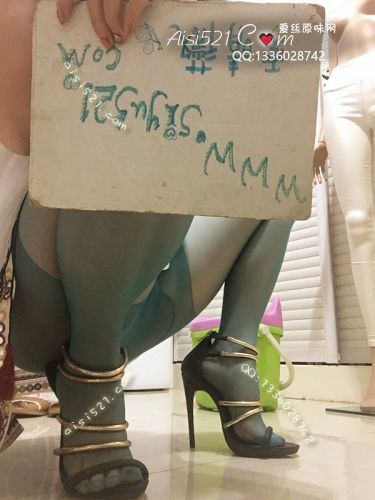 原味女鞋|鞋类,凉鞋拖鞋,热浪从靴洞里喷发而出，靴洞像烟囱一样冒着热热雾气。整只脚都被捂成了潮红色【本页面出售的是】