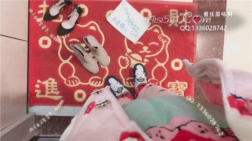 原味女鞋|鞋类,休闲平底,S吮指闲置脚踩了五年的丝圈脚泥地垫，S踩的噢,别说是脚踩,就是用洗脚洗澡水泡的蒜M都爱【本页面出售的是主人使用很久的脚踩地垫和靴子一双打包】