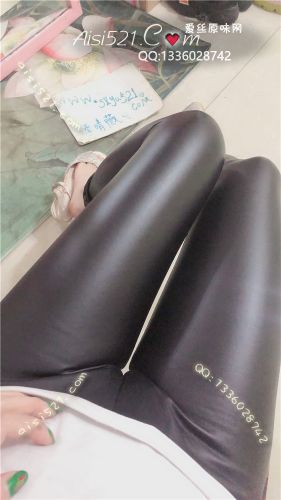 原味丝袜|袜类,其他原味袜类,妖精S小奶奶饱满夹缝翘臀热舞皮裤，无内果穿到裆部痕迹充满狐臭，小婊贝，奶奶穿着皮裤来皮鞭开皮了！