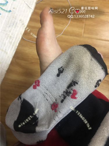 原味丝袜|袜类,臭棉袜,汗脚S三天臭棉袜，脚掌部分被脚汗浸润的黄黄的脚垢！烤火笼子让脚丫小汗腺分泌旺盛