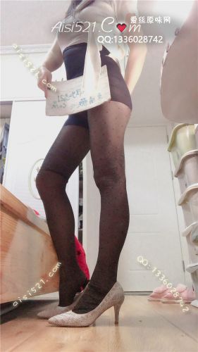 原味丝袜|袜类,臭连裤袜,黑色小点点连裤丝袜【平滑的感觉让我立刻把袜尖对着鼻子，用力吸闻了一下】