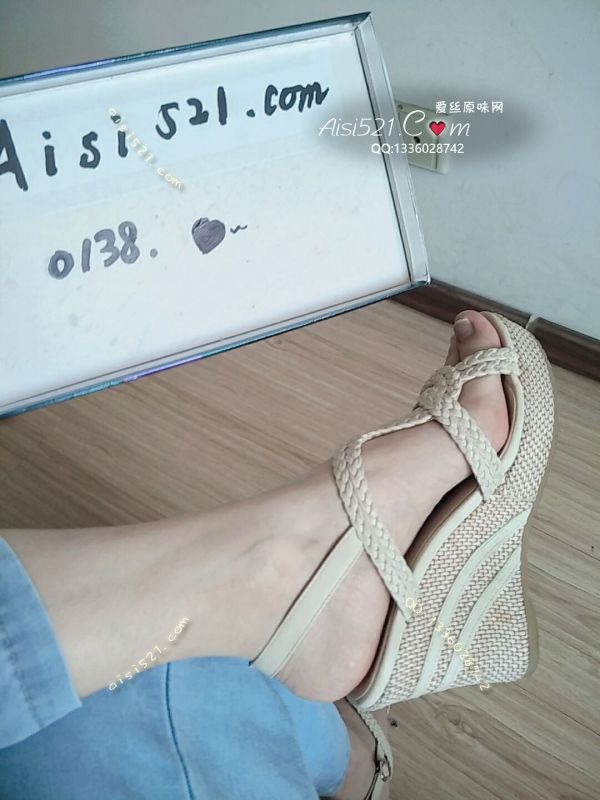 原味女鞋|鞋类,高中短跟,淑女的白色厚底凉鞋，细致的编织缀在白嫩的玉足间，跪下舔舐姐姐甜美的玉足吧~