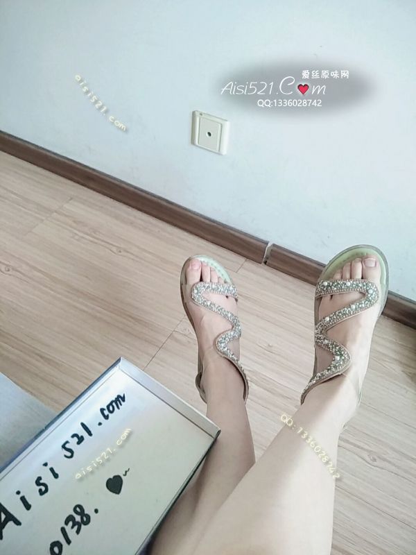原味女鞋|鞋类,时装鞋,淑女的淡绿色蛇形带凉鞋，闪亮的钻点缀在白嫩的玉足间，跪下舔舐姐姐甜美的玉足吧~