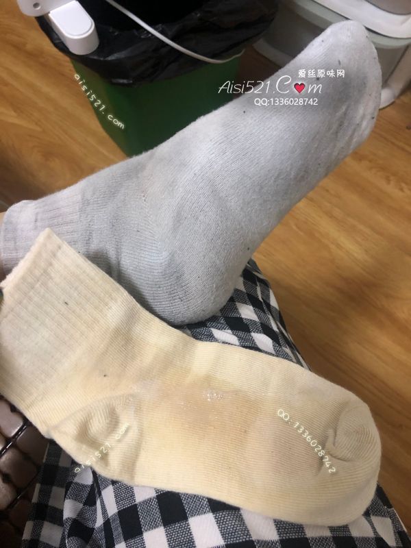 原味丝袜|袜类,臭棉袜,鸳鸯袜--脚丫上穿到汗酸酸汁恶臭汗臭棉袜+极致骚臭腥臊狐臭味当护垫的白棉袜