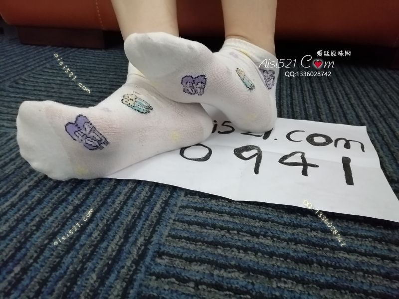 原味丝袜|袜类,臭棉袜,4年前的棉袜，袜底穿薄了，脚会流汗，哥哥喜欢吗