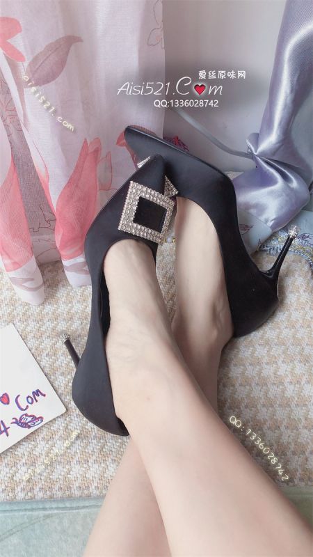 原味女鞋|鞋类,高中短跟,刚脱下的高跟鞋很热乎，天天穿着逛商场，痕迹不重脚趾印儿不深但一股酸汁恶臭直冲你脑门儿
