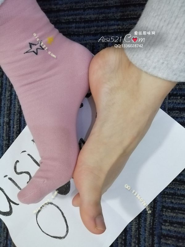 原味丝袜|袜类,臭棉袜,哥哥，想看我穿袜子吗？天天出汗的脚，棉袜把汗吸进去，湿湿哒，喜欢吗？光线不够，脚是白皙的哟