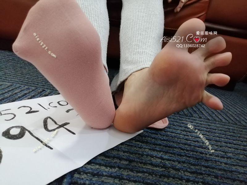 出汗的脚丫，吸汗的棉袜，撑开来，像是给哥哥开出的小花瓣。哥哥要帮我穿上另一只臭棉袜吗？原味丝袜|袜类臭棉袜