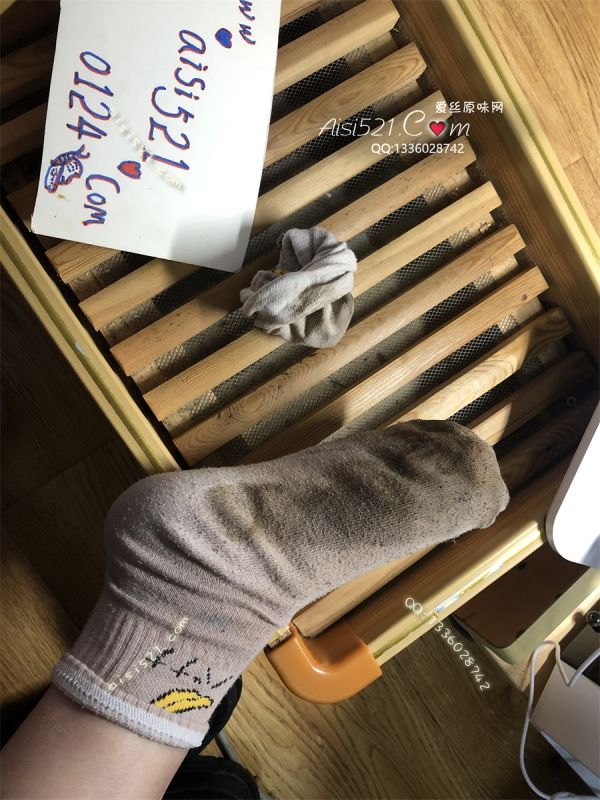 原味丝袜|袜类,臭棉袜,女王大臭骚脚小姐姐S大脚底板儿脚汗包浆脚尖脚跟干巴的脚汗发硬发黄，恋物文玩癖高端视抚闻舔吸360度感官享受