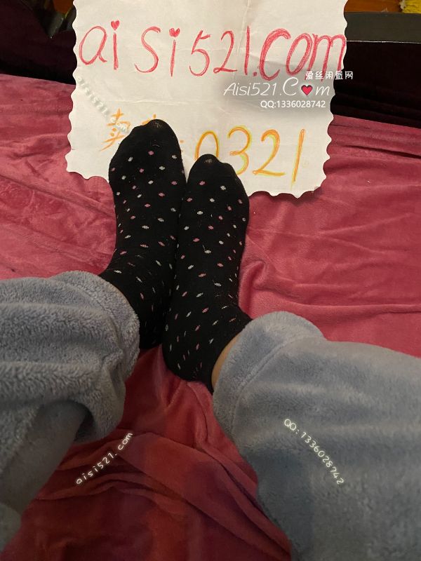 原味丝袜|袜类,臭棉袜,穿了四天的臭袜子臭臭臭，有点湿湿的谁来收了它的臭吧！配棉鞋穿的臭棉袜