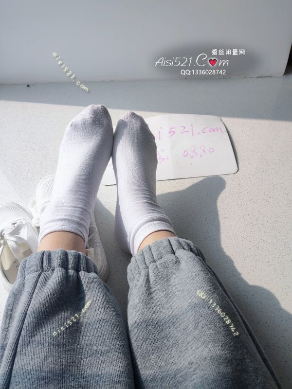 原味丝袜|袜类,臭棉袜,小白棉袜，直接扇你脚耳光，一脚闷你脸上，闻闻香不香？